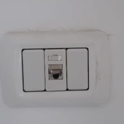 שקע רשת קיר עם שלושה מתגים