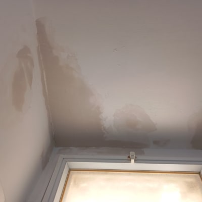 תיקוני צבע על קיר ליד חלון