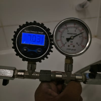מד לחץ דיגיטלי ומד לחץ מכני באמבטיה