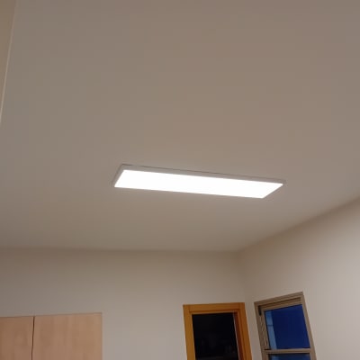 תאורת תקרה מלבנית דולקת בחדר