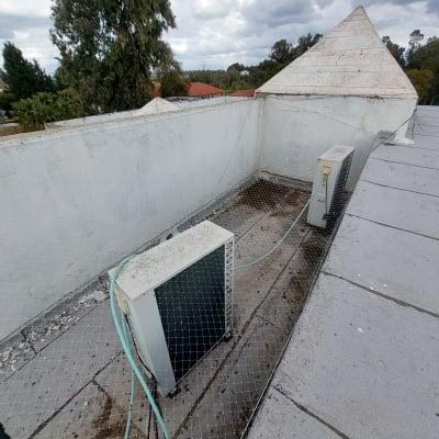 רשת הגנה על גג עם יחידות מיזוג אוויר