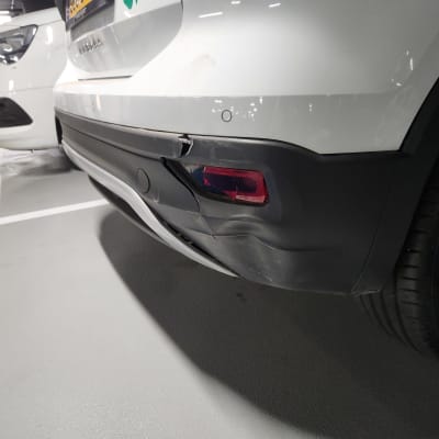 פגוש רכב פגום בחניון תת קרקעי