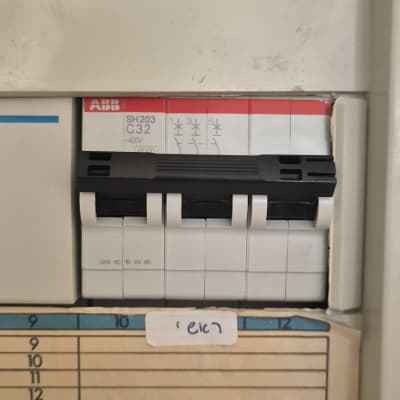 מפסק חשמלי עם תווית ABB בלוח חשמל