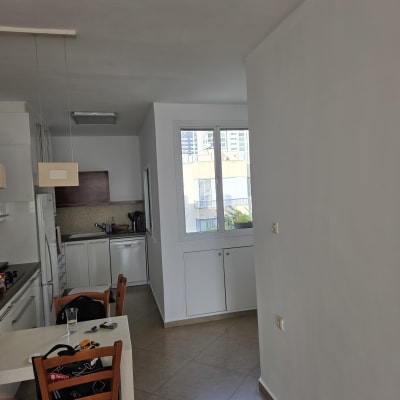 קירות צבועים בלבן במטבח ודירה