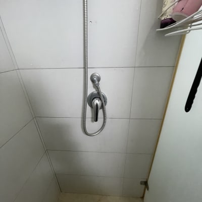 ברז מקלחת עם צינור מים