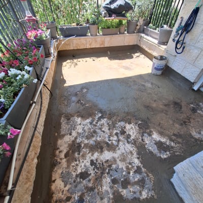 מרפסת עם עבודות איטום, דליים וצינורות