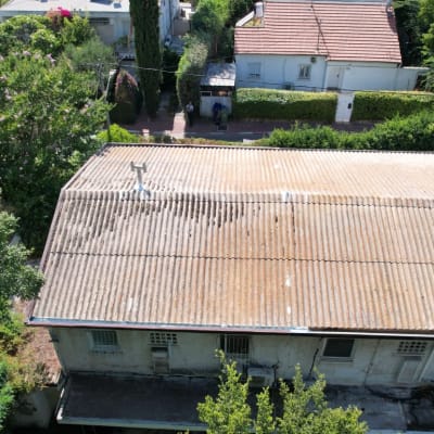 גג רעפים עם כתמי לכלוך ושני צינורות בולטים