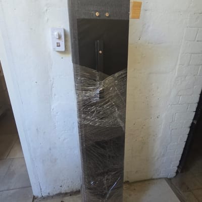 רהיט מרופד עטוף בניילון נצמד ומועד להובלה