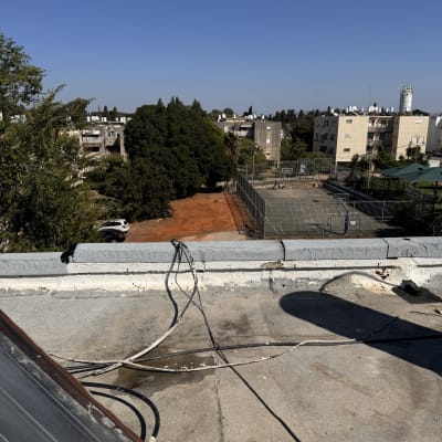 גג עם חוטים חשמליים וכתמי רטיבות