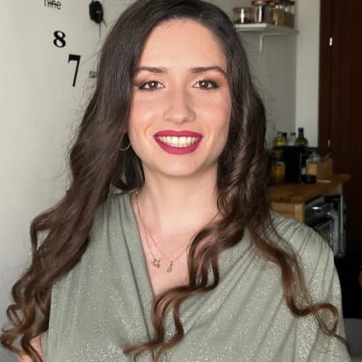 איפור עיניים מעושן ושפתון ורוד, שיער גלי