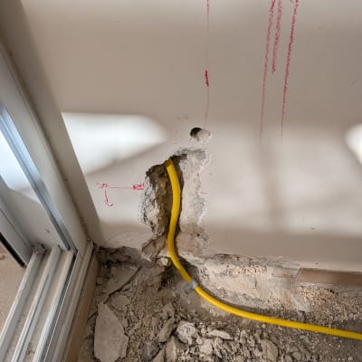 צינור גז צהוב בקיר עם סימני שיפוץ