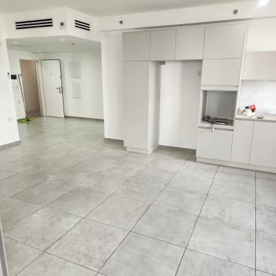 רצפה נקייה במטבח מודרני עם ארונות לבנים