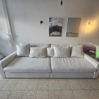 ספה נקייה עם כריות בחדר מואר