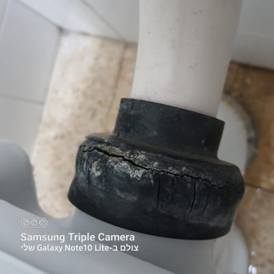 צינור לבן עם אטם גומי שחור סדוק