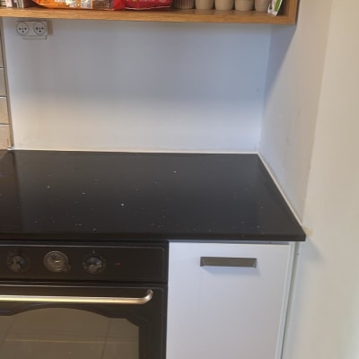 משטח עבודה שחור במטבח עם תנור