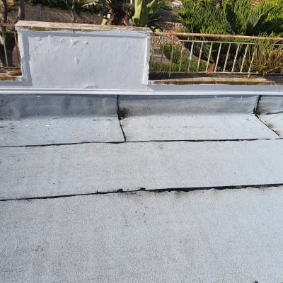 גג אטום עם חומרי איטום, ללא אנשים או טקסט.