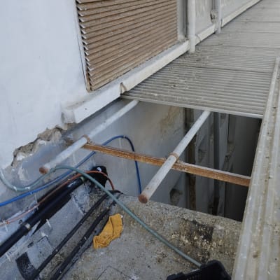 צינורות מים וחיבורים על גג בניין