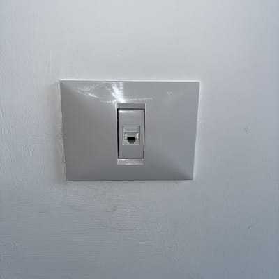 שקע רשת קיר לבן עם חיבור RJ45