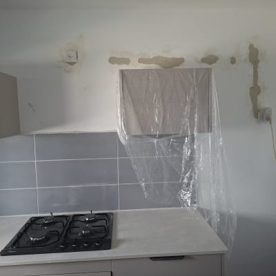 עבודות תשתית וחציבה בקיר להוספת נקודת חשמל חדשה במטבח