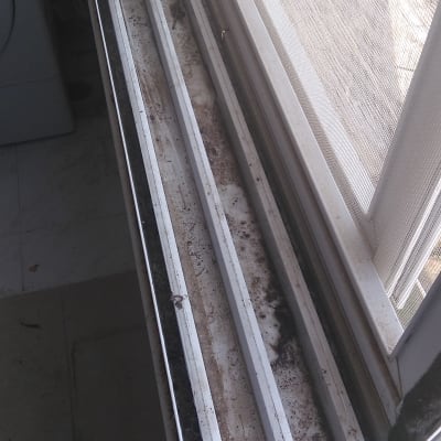 מסילות תריסים מלוכלכות עם אבק ולכלוך