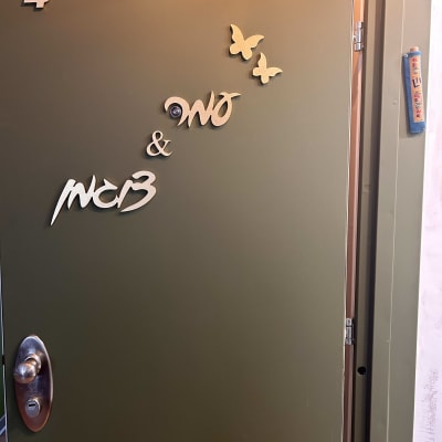 דלת ירוקה עם מספר 4, פרפרים וקישוטים