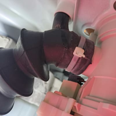 חיבור צינור גומי למכשיר חשמלי