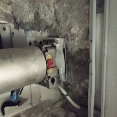 מנגנון תריס חשמלי עם חוטים וקיר בטון