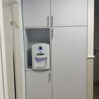 ארון מטבח עם מתקן מים