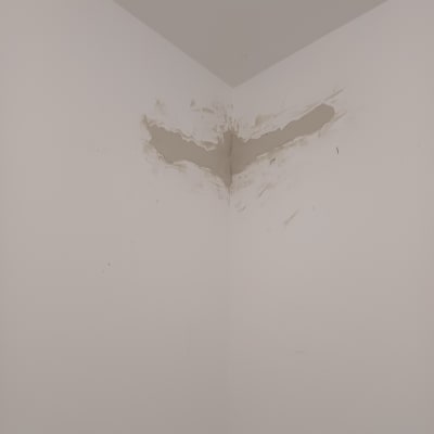 קיר עם חור ותיקון טיח