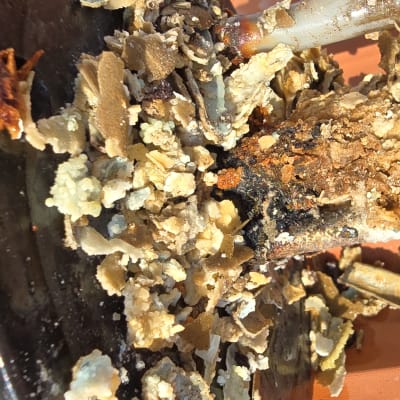 חלקי מתכת חלודים עם חוטים חשמליים פגומים