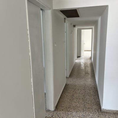 מסדרון עם קירות צבועים וללא אנשים