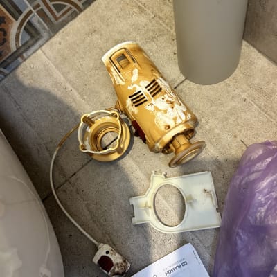 חלקי מכשיר מפורקים על רצפה עם הוראות שימוש