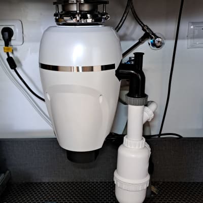 מערכת סינון מים מתחת לכיור עם צינורות חיבור