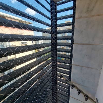 רשת למניעת כניסת יונים במרפסת