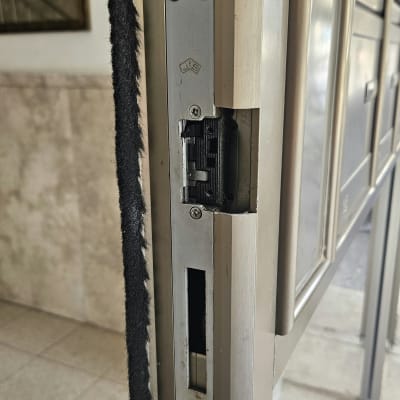 התקנת מנעול חשמלי בפרופיל דלת אלומיניום בכניסה לבניין