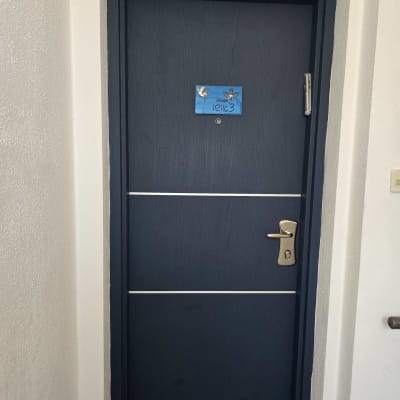 דלת כחולה עם שלט קטן