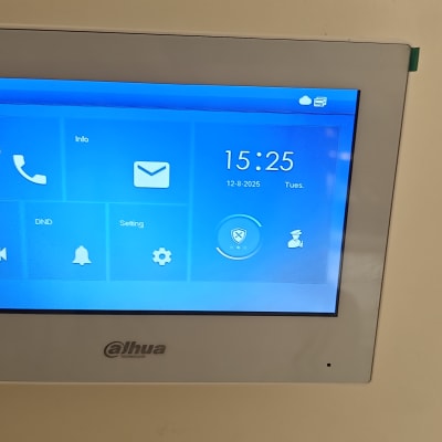 מסך אינטרקום עם תצוגת זמן ותאריך