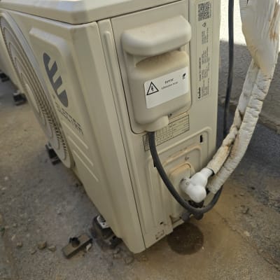 יחידת מזגן חיצונית מותקנת על גג