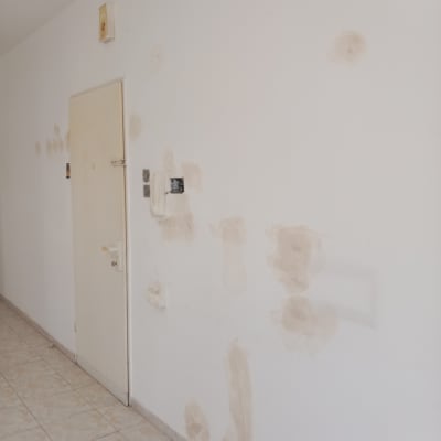 קיר עם תיקוני צבע וכתמים