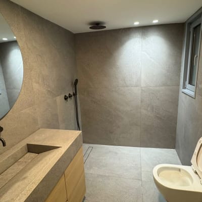 חדר אמבטיה נקי עם כיור, מראה ואסלה