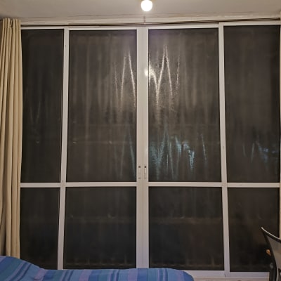 חלון זכוכית גדול עם וילונות בצדדים