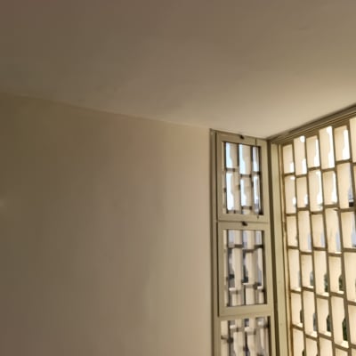 קיר צבוע ליד חלון עם סורגים