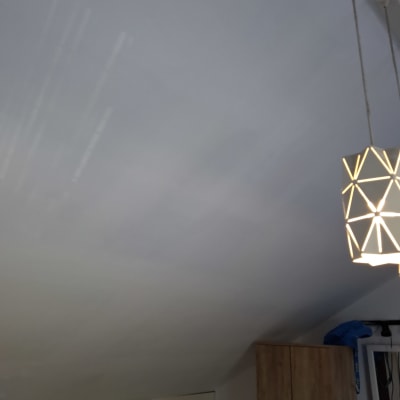 תקרה צבועה עם תאורה תלויה