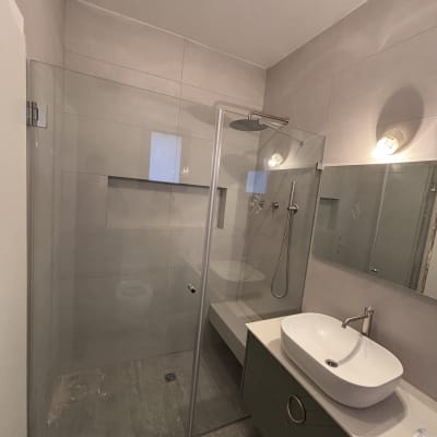 מקלחת עם דלת זכוכית, ראש מקלחת עגול