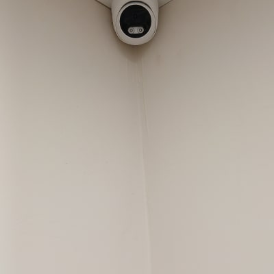 מצלמת אבטחה מותקנת בפינת תקרה