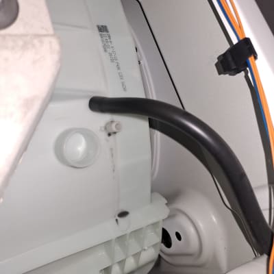 חלקים פנימיים של מכשיר חשמלי עם חוטים וצינורות