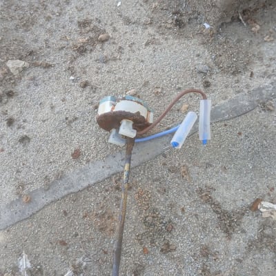 חלקי מתכת וחוטים על הקרקע, ייתכן קשור לתחום השמש