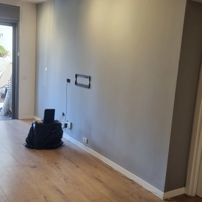 קיר צבוע בצבע אפור עם רצפת עץ