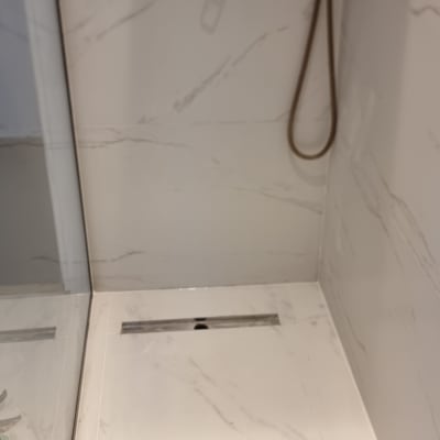 מקלחת עם ראש טוש ומערכת ניקוז