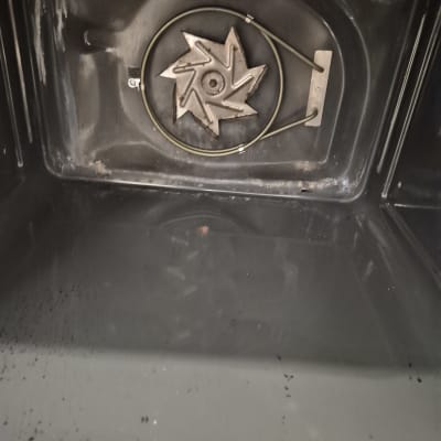 תנור אפייה עם גוף חימום ומאוורר פנימי